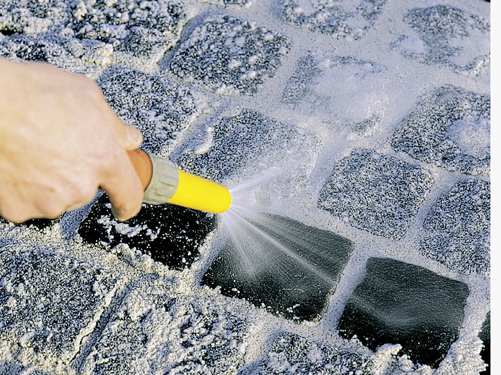 Bild 7: mit Wassersprühstrahl und feuchtem Besen abreinigen