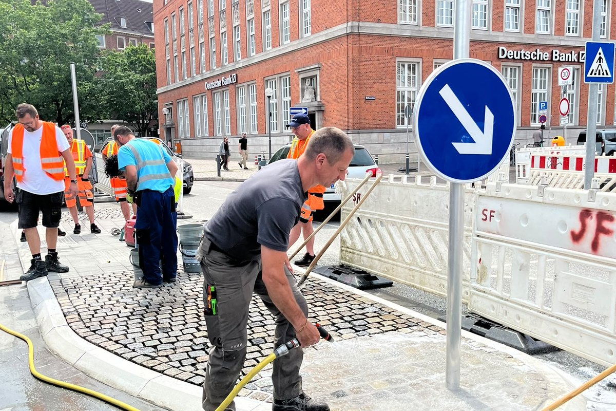 Initiation à la mise en œuvre du vdw 855 sur l’îlot de circulation devant l’hôtel de ville de Kiel.