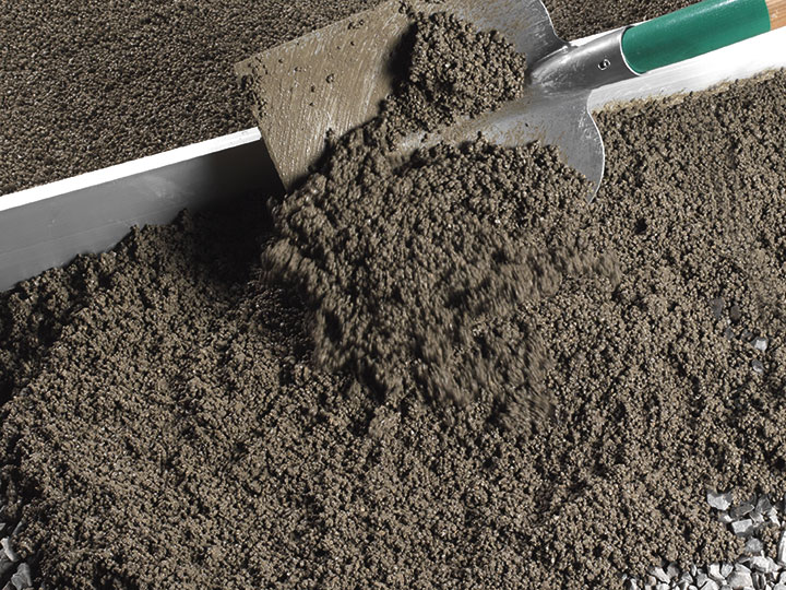 Bild 5: Mörtel aufbringen und über Lehren abziehen