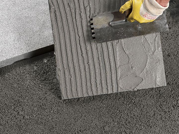 Bild 7: bei Platten unterseitig vdw 495 Universal-Haftbrücke auftragen